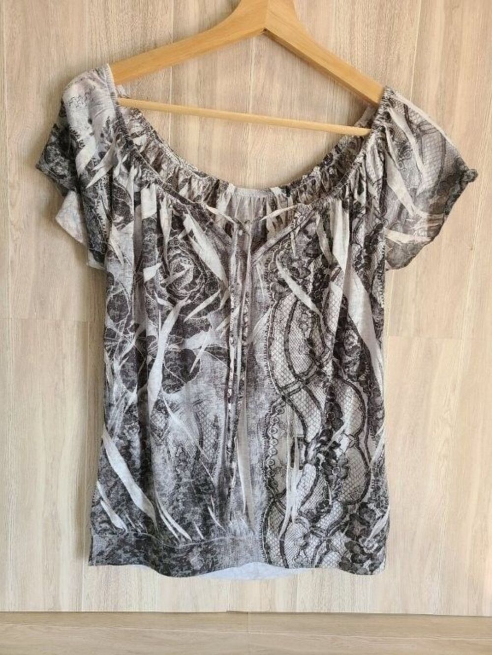 Black White Off Shoulder Blouse Womens Small Abstract Rose Snakeskin Made USA